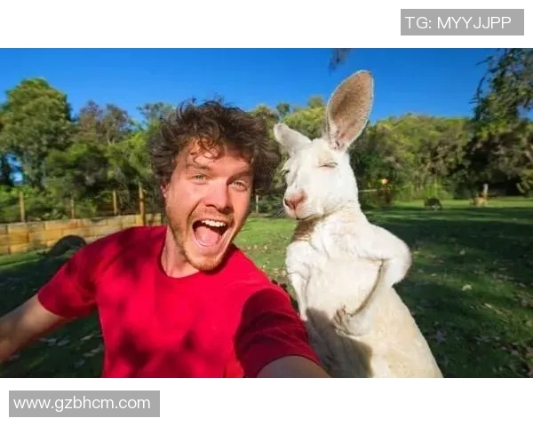 足球明星与可爱狗狗亲密合影展现温馨瞬间的完美头像选择